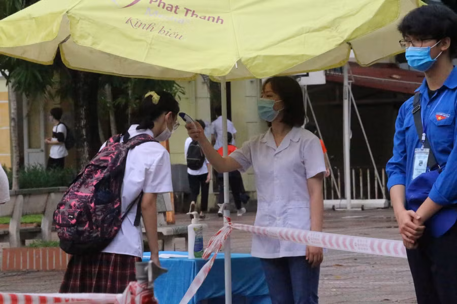 Thí sinh đo thân nhiệt trước khi vào phòng thi.