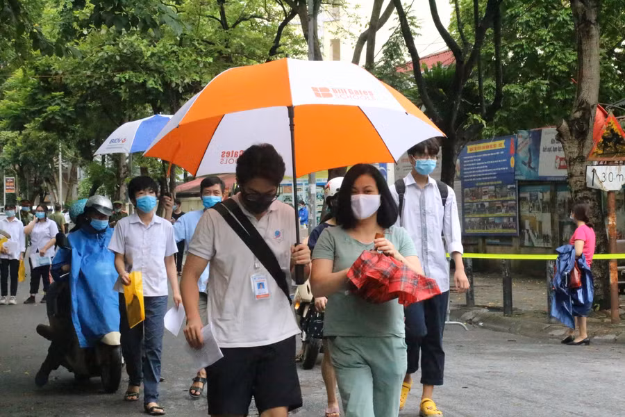 Phụ huynh và học sinh ra về trong tâm trạng vui vẻ.