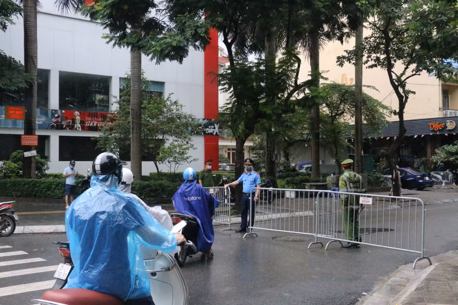 Lực lượng an ninh căng rào chắn đầu ngõ 118.