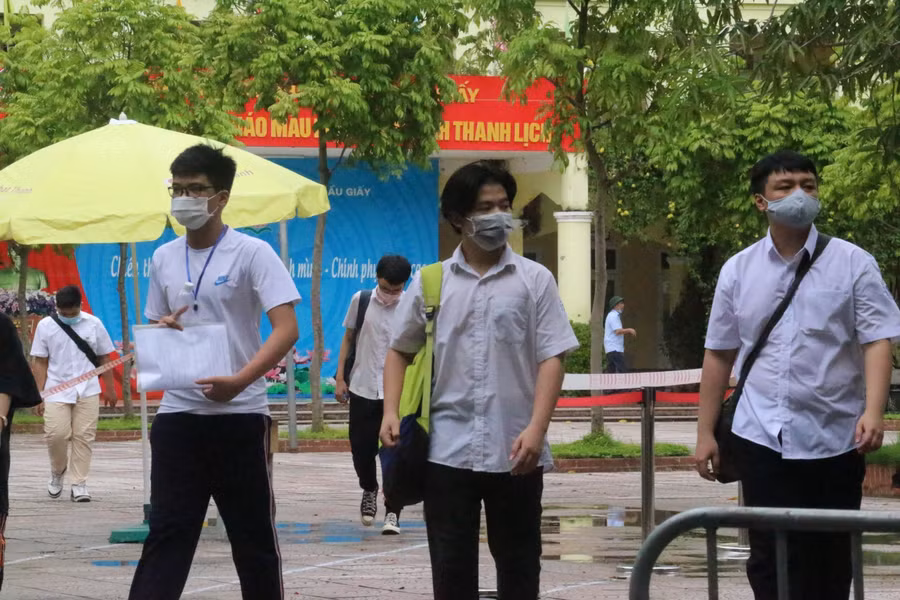 Thí sinh lần lượt ra về sau khi hoàn thành bài thi môn Lịch sử.