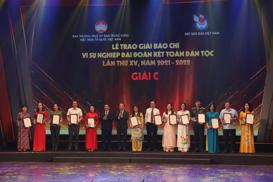 Ban tổ chức trao giải cho các tác giả đạt giải C giải báo chí "Vì sự nghiệp đại đoàn kết toàn dân tộc" lần thứ XV. Ban tổ chức trao giải cho các tác giả đạt giải C giải báo chí "Vì sự nghiệp đại đoàn kết toàn dân tộc" lần thứ XV.
