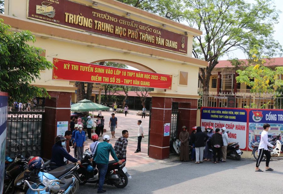 Điểm thi Trường THPT Văn Giang, Hưng Yên. Ảnh: TG. Điểm thi Trường THPT Văn Giang, Hưng Yên. Ảnh: TG.