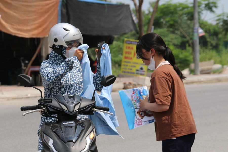 Phụ huynh đưa thí sinh đến điểm thi. Ảnh: TG. Phụ huynh đưa thí sinh đến điểm thi. Ảnh: TG.