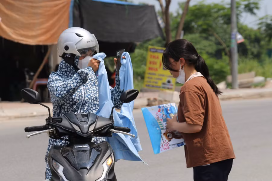 Phụ huynh đưa thí sinh đến điểm thi. Ảnh: TG.