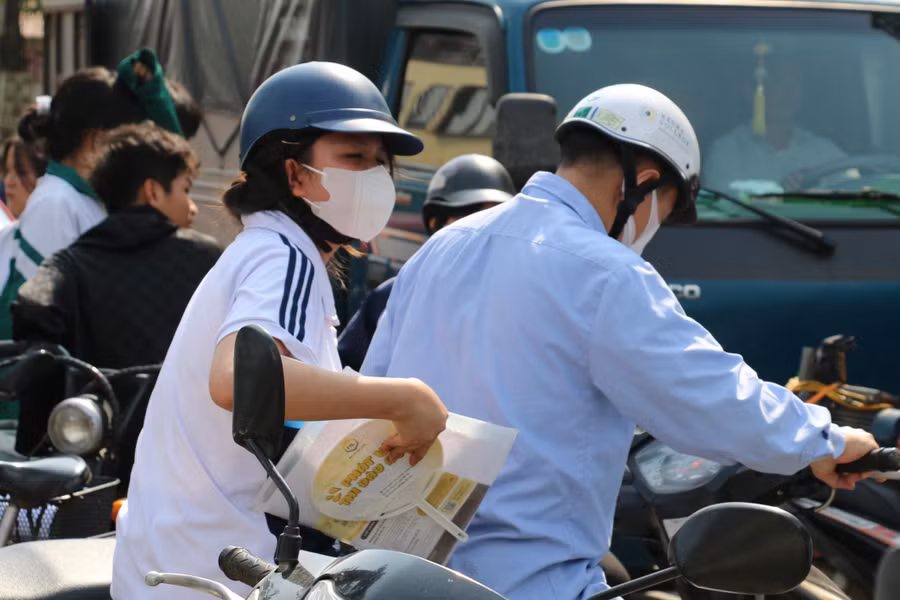 Phụ huynh đưa thí sinh đến điểm thi. Ảnh: TG.