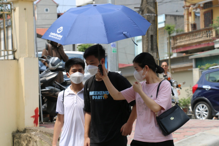 Phụ huynh đưa con đến điểm thi Trường THPT Văn Giang, Hưng Yên. Ảnh: TG.