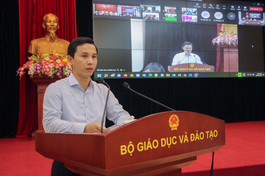 Phó Chánh văn phòng Bộ GD&ĐT Nguyễn Văn Cừ trình bày báo cáo tại hội nghị. Phó Chánh văn phòng Bộ GD&ĐT Nguyễn Văn Cừ trình bày báo cáo tại hội nghị.