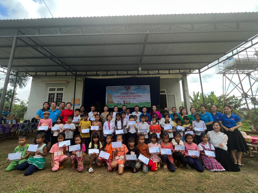 Các em nhỏ có hoàn cảnh khó khăn tại tỉnh Kon Tum được trao quà.