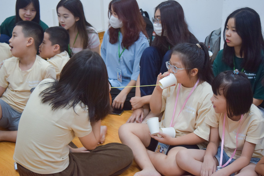 Các em nhỏ chơi trò chơi vận dụng. Các em nhỏ chơi trò chơi vận dụng.