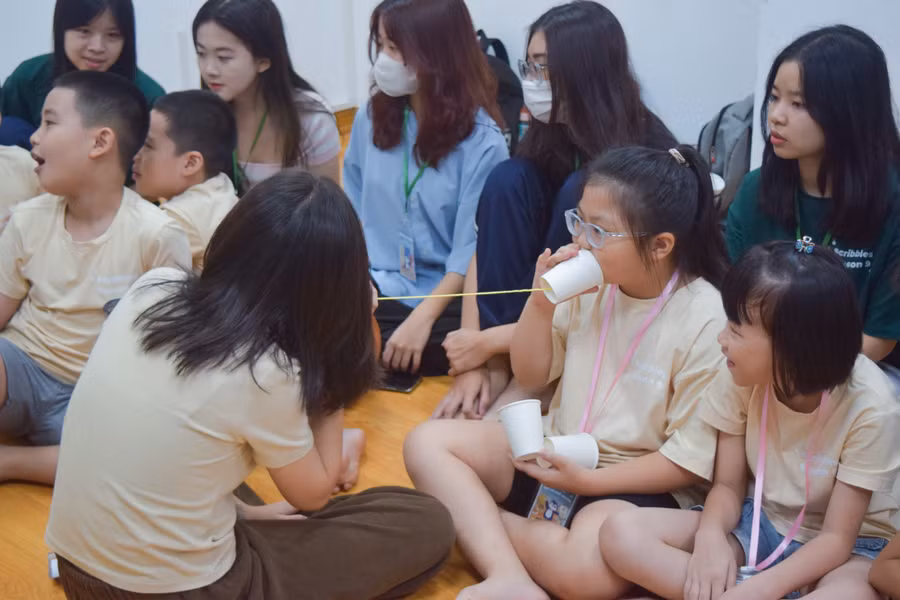 Các em nhỏ chơi trò chơi vận dụng.