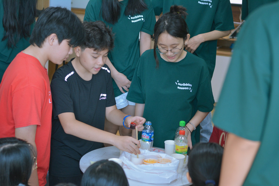Các em làm thí nghiệm vận dụng tại trại hè "Mật mã khởi nguyên".