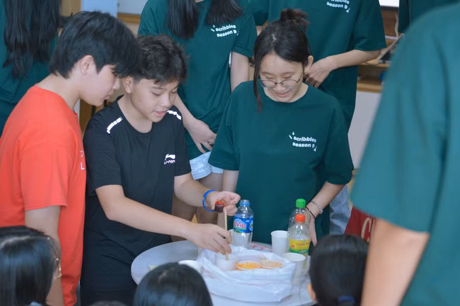 Các em làm thí nghiệm vận dụng tại trại hè "Mật mã khởi nguyên".