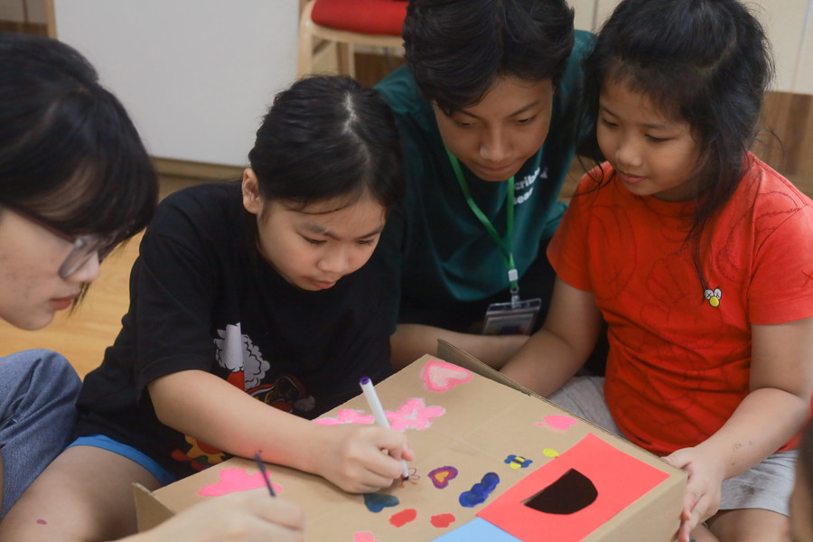 Tình nguyện viên hướng dẫn học sinh vẽ tranh khoa học. Tình nguyện viên hướng dẫn học sinh vẽ tranh khoa học.