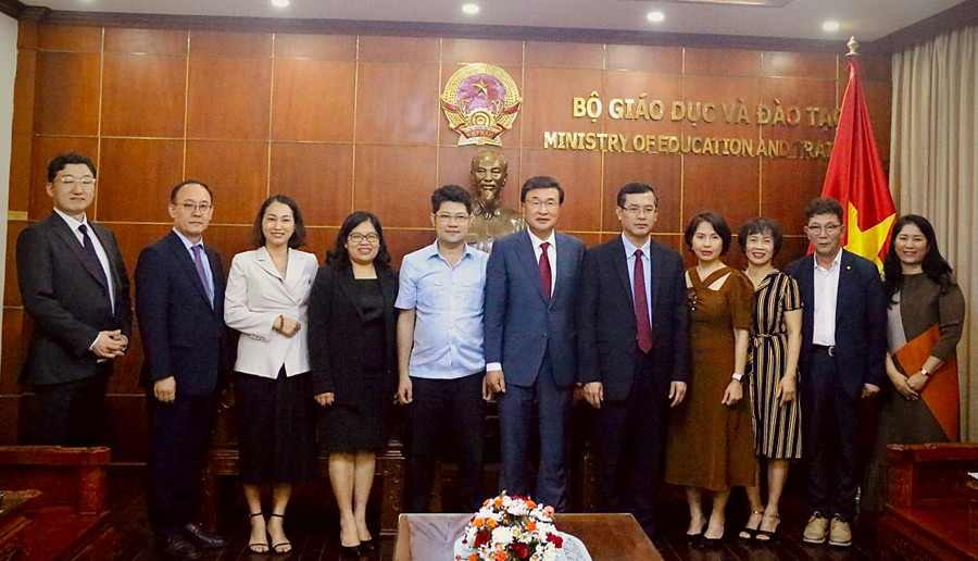 Các đại biểu tham dự buổi tiếp chụp hình lưu niệm.