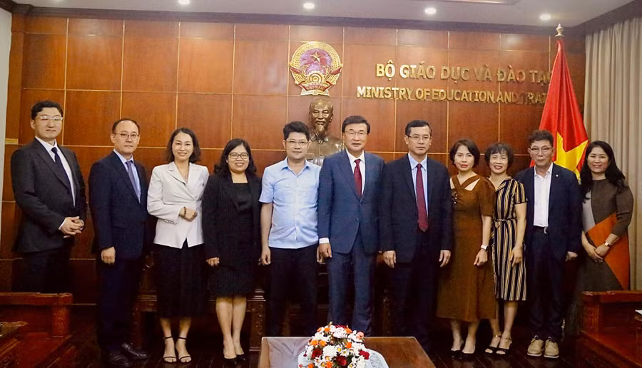 Các đại biểu tham dự buổi tiếp chụp hình lưu niệm.