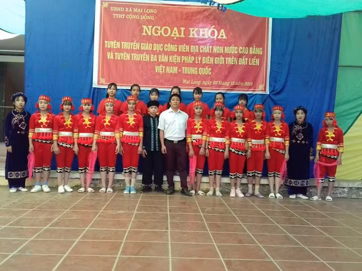 Thầy Đinh Văn Huấn (áo trắng) và học sinh trường PTDTBT THCS Mai Long.