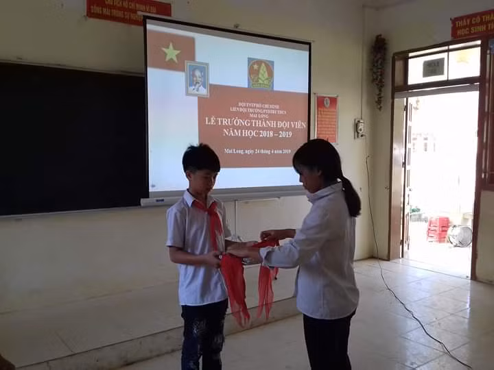 Thầy Huấn mong học trò có quần áo ấm, sách vở mới.