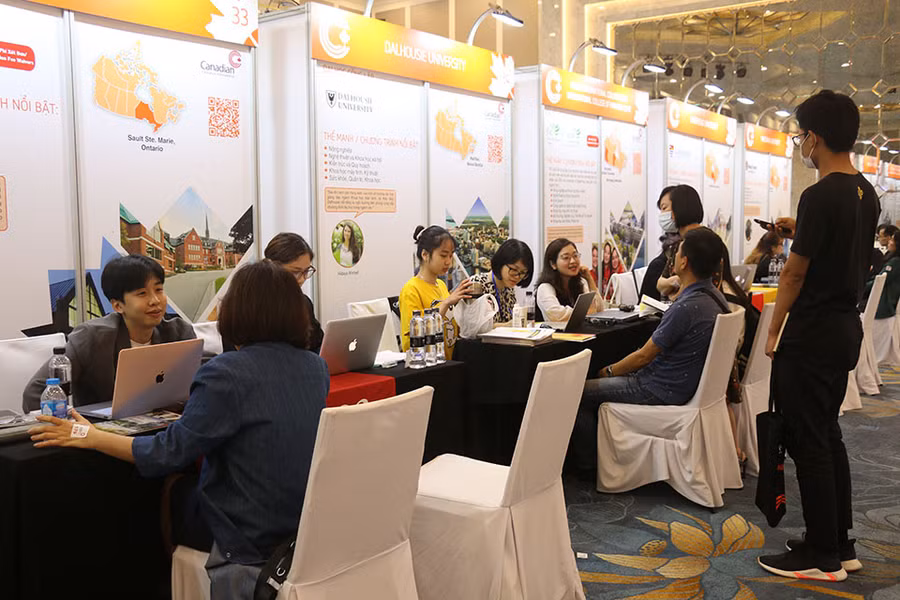 Quang cảnh buổi triển lãm.