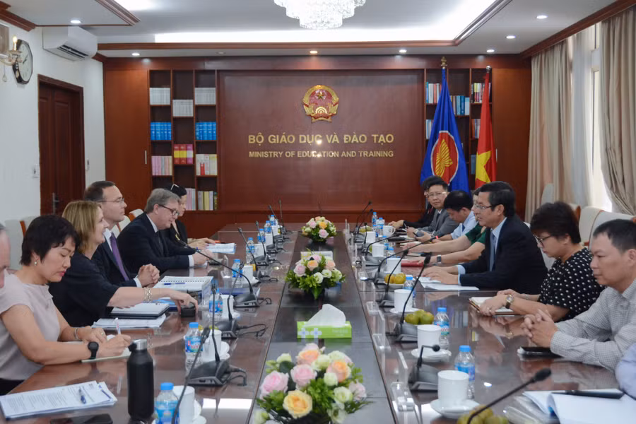 Các đại biểu thảo luận tại buổi làm việc.