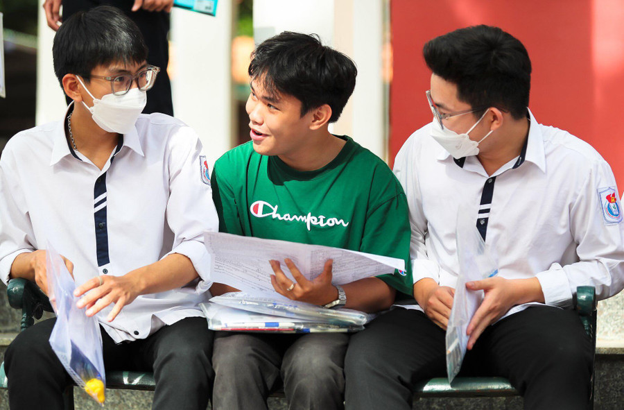 Thí sinh nán lại điểm thi Trường THPT Huỳnh Thúc Kháng, Nghệ An, để bàn luận về đề thi. Thí sinh Đặng Thái Sơn cho biết: &quot;Đề thi Tiếng Anh sự phân hóa không giống các môn bình thường theo bốn mức độ cà có những câu hỏi khó và dễ xen lẫn trong từng mã đề. Em nghĩ rằng, bài thi này mình có thể đạt trên 7 điểm&quot;.