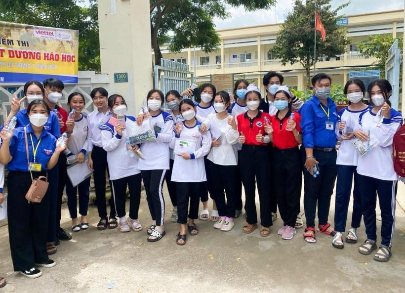 Nhiều thí sinh tươi cười, vẫy tay bước ra khỏi phòng thi. Thí sinh Hà Thị Diệu Hiền, điểm thi Trường THPT Duyên Hải, tỉnh Trà Vinh, gửi lời cảm ơn đến đội ngũ tình nguyện viên đã hỗ trợ tích cực trong 2 ngày thi vừa qua.