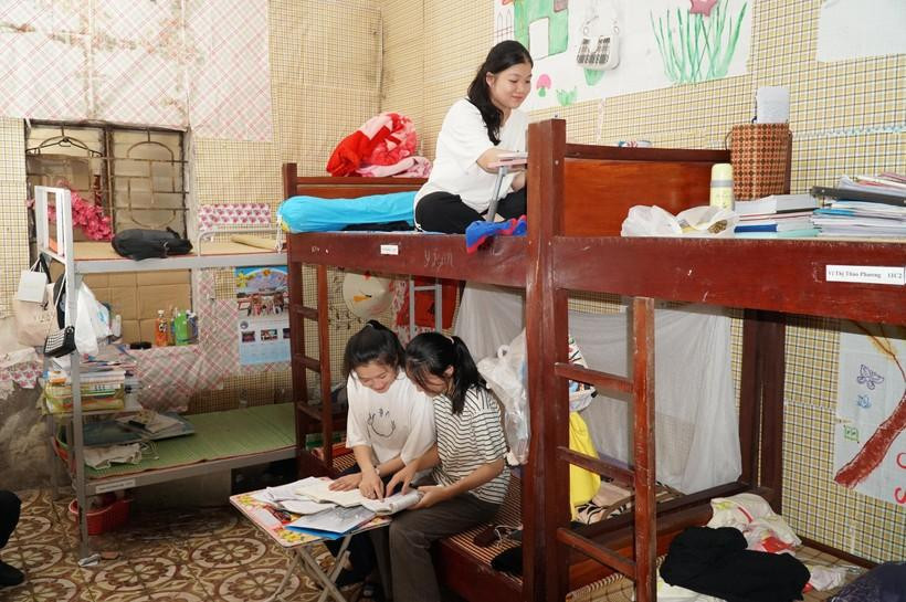 Sau khi hoàn thành bài thi môn tổ hợp, hầu hết học sinh Trường phổ thông Dân tộc nội trú THPT tỉnh Nghệ An trở lại khu vực ký túc xá để nghỉ ngơi, ăn cơm trưa và chuẩn bị cho môn thi cuối cùng – Ngoại ngữ.