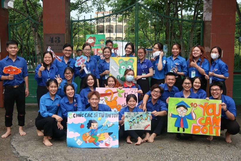 Tại điểm thi Trường THPT An Lão, TP Hải Phòng, lực lượng thanh niên tình nguyện cổ vũ thí sinh với nhiều khẩu hiệu trang trí đẹp mắt. Tình nguyện viên Bùi Công Minh chia sẻ: &quot;Từng là học sinh nên em hiểu tâm lý sĩ tử trong ngày thi. Vì thế, khi đã là sinh viên em muốn được trở về trường cũ làm tình nguyện viên động viên các thí sinh&quot;.