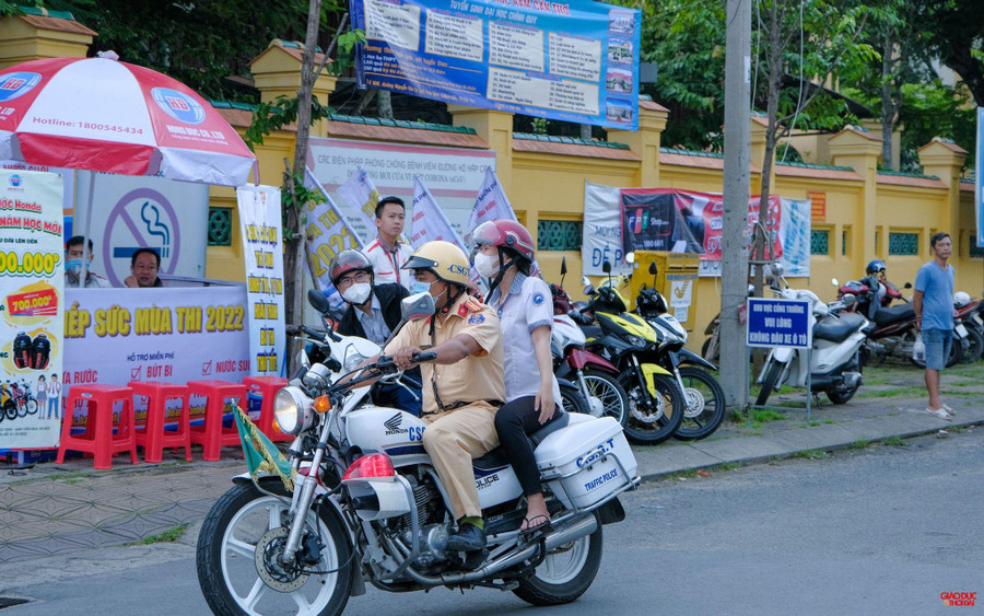 Tại Cần Thơ, phát hiện một thí sinh dự thi tại điểm thi THPT Châu Văn Liêm quên giấy báo dự thi tại nhà, Thiếu tá Nguyễn Tường Duy, Đội tuần tra dẫn đoàn phòng CSGT đường bộ, đường sắt, đã giúp đưa thí sinh về nhà lấy đồ. &quot;Trong đoạn đường từ điểm thi đến nhà thí sinh khoảng 10km, tôi thấy tâm trạng thí sinh khá lo lắng. Do đó vừa di chuyển tôi vừa trấn an tinh thần để em yên tâm&quot;, Thiếu tá Duy chia sẻ.