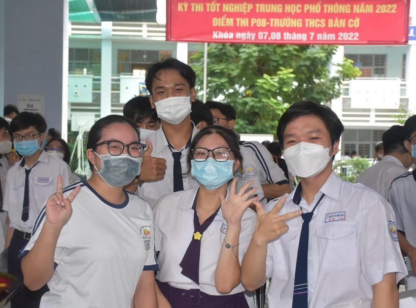 Tại TP HCM, sau khi hết giờ làm bài, thí sinh tập trung thành nhóm nhỏ để thảo luận về đề thi. Thí sinh Huỳnh Quách Minh Châu, Trường THPT Nguyễn Thị Minh Khai, chia sẻ: “Đề thi tổ hợp KHTN không khó, rất vừa sức với mấy bạn phải trải qua thời gian dài học online. Em làm được hết bài. Em nghĩ mình được từ 7,5 đến 8,5 điểm mỗi môn”.