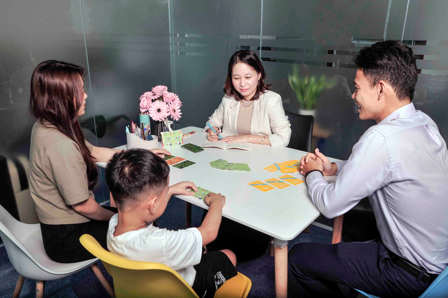 Gia đình cần quản lý thời gian sử dụng smartphone của con. Ảnh: Viện Tâm lý Giáo dục Braincare.