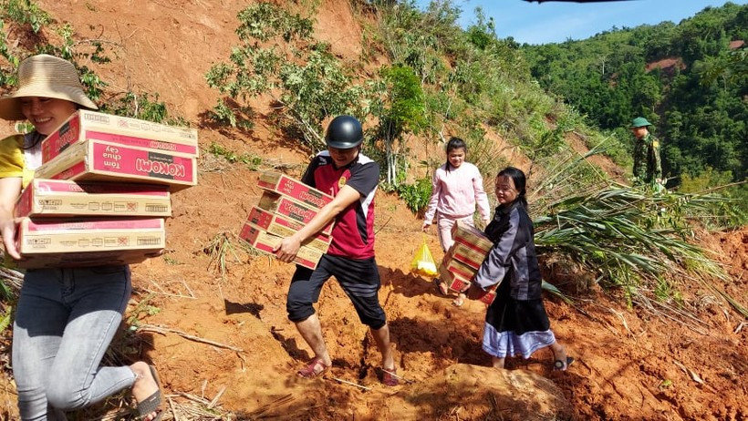 Thầy Hoàng Đức Hòa (đội mũ bảo hiểm đen) nhận lương thực tiếp tế trong đợt lũ. Ảnh: NVCC.