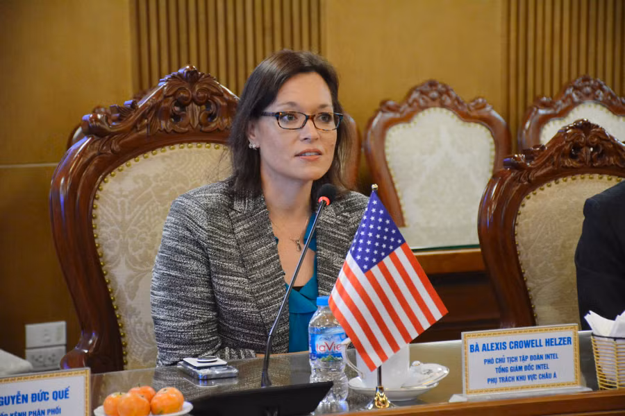 Bà Alexis Crowell Helzer phát biểu tại buổi làm việc.