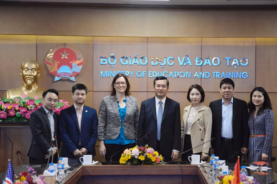 Các đại biểu chụp hình lưu niệm.