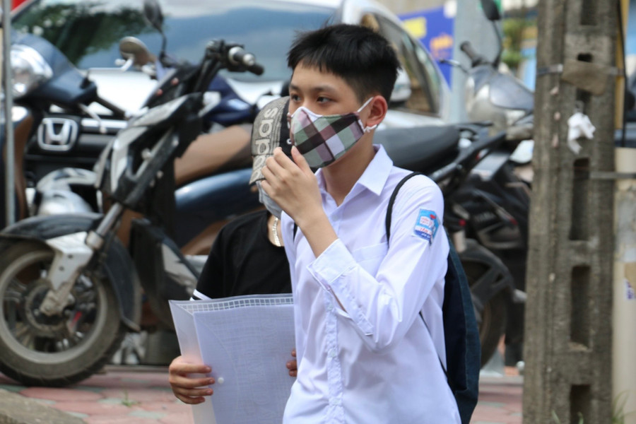 Sáng 3/6, thí sinh làm bài thi môn Ngữ văn. Ảnh: TG. Sáng 3/6, thí sinh làm bài thi môn Ngữ văn. Ảnh: TG.