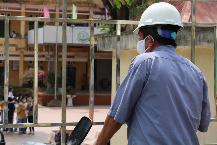 Phụ huynh dõi theo con từ ngoài điểm thi. Ảnh: TG. Phụ huynh dõi theo con từ ngoài điểm thi. Ảnh: TG.