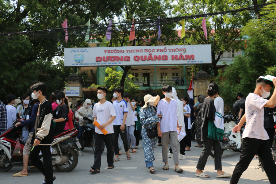 Thí sinh Hưng Yên tham dự kỳ thi vào lớp 10 năm học 2023 - 2024. Ảnh: TG. Thí sinh Hưng Yên tham dự kỳ thi vào lớp 10 năm học 2023 - 2024. Ảnh: TG.