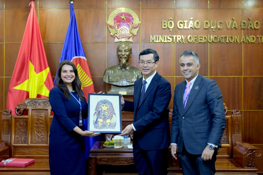 Thứ trưởng Nguyễn Văn Phúc vui mừng tiếp đón Phó Trưởng ban Đối ngoại Ai Cập. Thứ trưởng Nguyễn Văn Phúc vui mừng tiếp đón Phó Trưởng ban Đối ngoại Ai Cập.