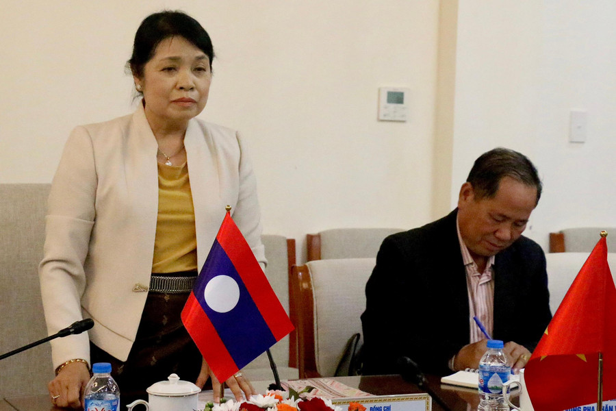 Thứ trưởng Bộ Giáo dục và Thể thao Lào Sisouk Vongvichit (trái) bày tỏ vui mừng khi được làm việc với Bộ GD&ĐT Việt Nam. Thứ trưởng Bộ Giáo dục và Thể thao Lào Sisouk Vongvichit (trái) bày tỏ vui mừng khi được làm việc với Bộ GD&ĐT Việt Nam.