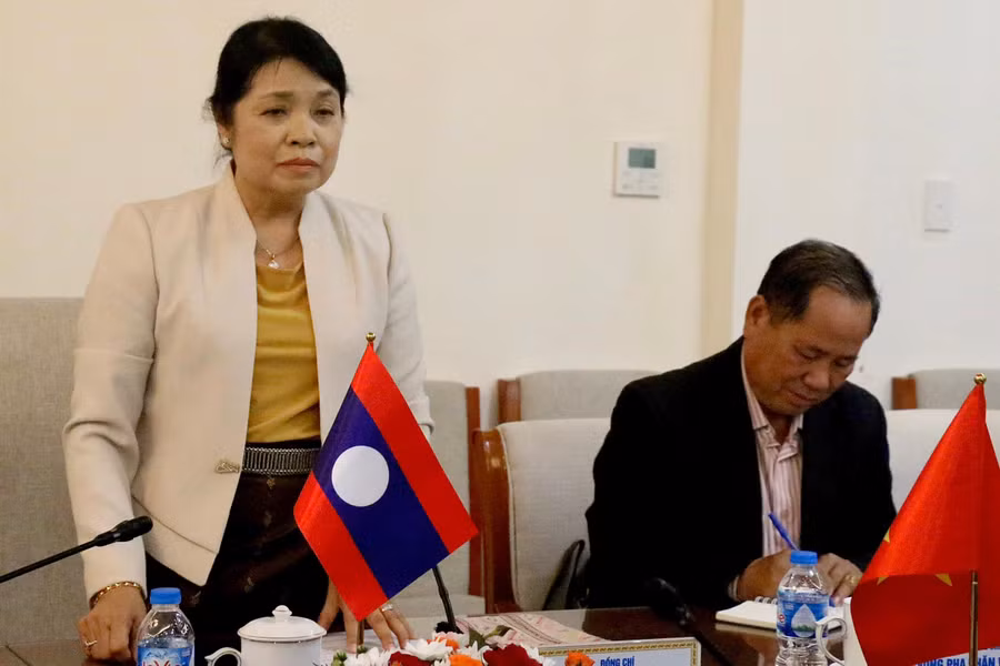 Thứ trưởng Bộ Giáo dục và Thể thao Lào Sisouk Vongvichit (trái) bày tỏ vui mừng khi được làm việc với Bộ GD&amp;ĐT Việt Nam.