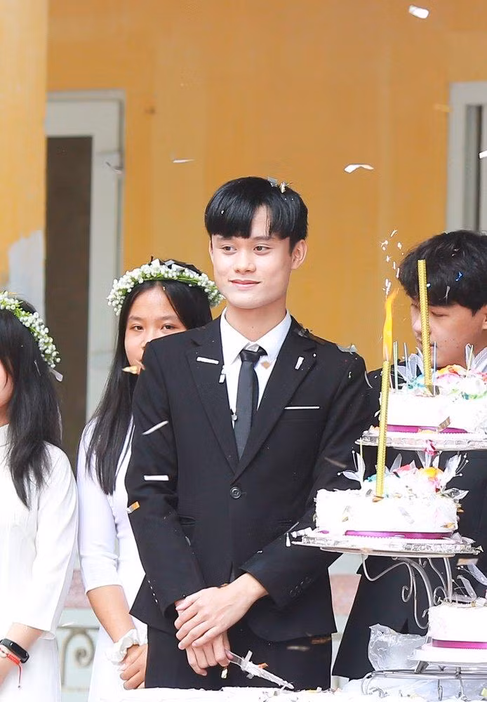 Đàm Văn Hiển chụp ảnh kỷ yếu cùng bạn bè. Ảnh: NVCC.