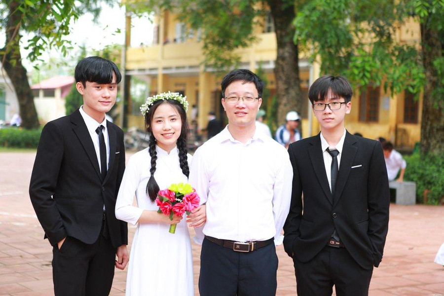 Đàm Văn Hiển (ngoài cùng bên trái) chụp ảnh kỷ yếu cùng bạn bè và thầy giáo cấp 3. Ảnh: NVCC. Đàm Văn Hiển (ngoài cùng bên trái) chụp ảnh kỷ yếu cùng bạn bè và thầy giáo cấp 3. Ảnh: NVCC.