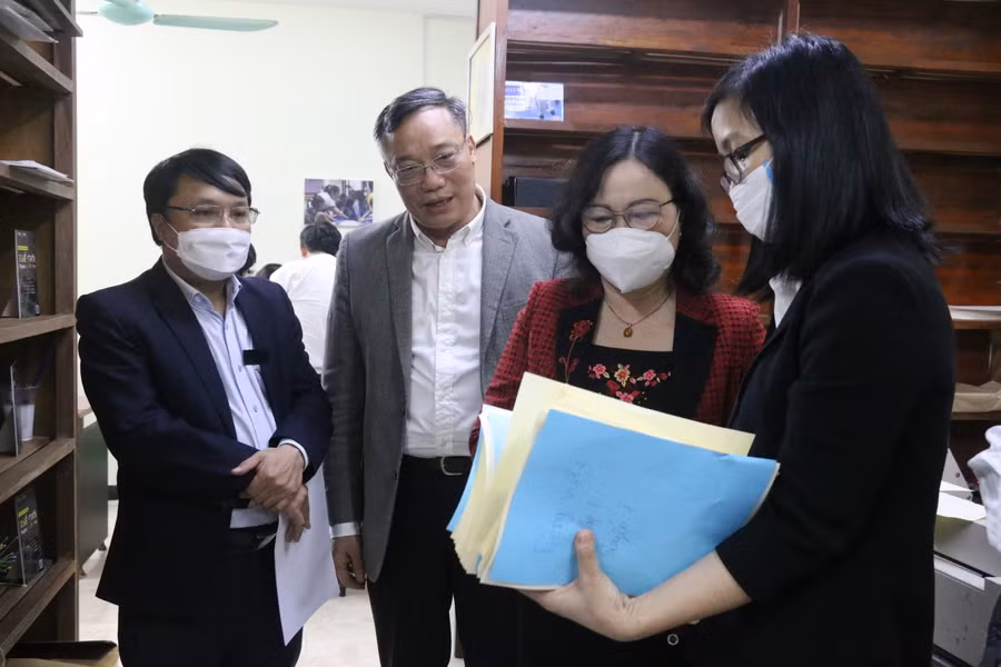 Thứ trưởng Ngô Thị Minh thăm phòng chuyển đổi sách giáo khoa chữ nổi Braille tại NCSE.