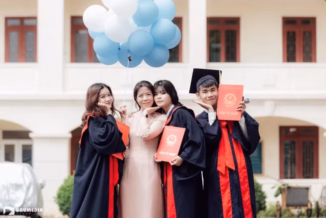 Cô Vũ Thị Thuỳ Trang (áo hồng) chụp ảnh cùng học trò. Ảnh: NVCC.