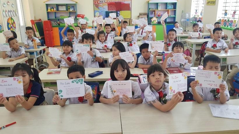 Trường Tiểu học Trần Nhân Tông, TP Nam Định, tổ chức chương trình tựu trường cho học sinh lớp 1 kết hợp buổi trải nghiệm về Lễ Vu lan báo hiếu. &quot;Buổi trải nghiệm về Lễ Vu lan đã giúp các em phần nào hiểu được công ơn sinh thành và dưỡng nuôi của cha mẹ. Thông qua những bức thư nhỏ ghi lời chúc của các con tới đấng sinh thành, các bố mẹ hãy cùng cảm nhận tình yêu thương nhiều hơn từ các con&quot;, Hiệu trưởng Hoàng Thanh Bình chia sẻ.