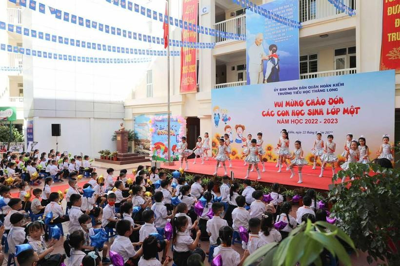 Tại Hà Nội, một số trường tiểu học đã tổ chức cho học sinh lớp 1 tựu trường. Nắm bắt tâm lý của học sinh lớp 1, các trường tiểu học sáng nay đều trang trí sặc sỡ để chào đón lứa học sinh mới. Cô Nguyễn Thị Bình Minh, Hiệu trưởng Trường Tiểu học Thăng Long, quận Hoàn Kiếm, cho biết: Thực hiện kế hoạch năm học, học sinh lớp 1 bắt đầu tựu trường từ ngày 22/8. Trong những ngày đầu đến trường, bên cạnh việc giới thiệu về truyền thống, khuôn viên trường, các cô giáo cũng sẽ dành thời gian hướng dẫn học sinh những kỹ năng cần có của học sinh tiểu học như cách tự phục vụ bản thân, bảo quản đồ dùng học tập, các nội quy lớp học.