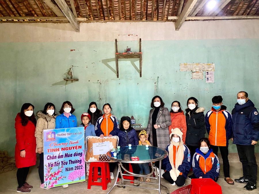 Học sinh và giáo viên Trường THPT Cao Lộc trao quà cho gia đình có hoàn cảnh khó khăn tại địa phương. Ảnh: NTCC. Học sinh và giáo viên Trường THPT Cao Lộc trao quà cho gia đình có hoàn cảnh khó khăn tại địa phương. Ảnh: NTCC.