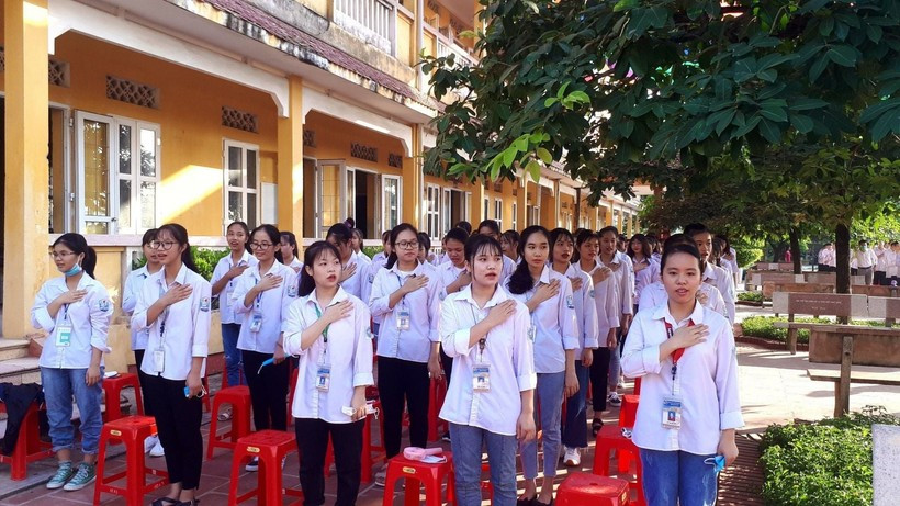 Phương châm của Trường THPT Đức Hợp là "trường như nhà, thầy cô như cha mẹ, bạn bè như anh em ruột thịt". Phương châm của Trường THPT Đức Hợp là "trường như nhà, thầy cô như cha mẹ, bạn bè như anh em ruột thịt".