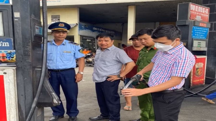 Đoàn kiểm tra thu mẫu để đi thử nghiệm.