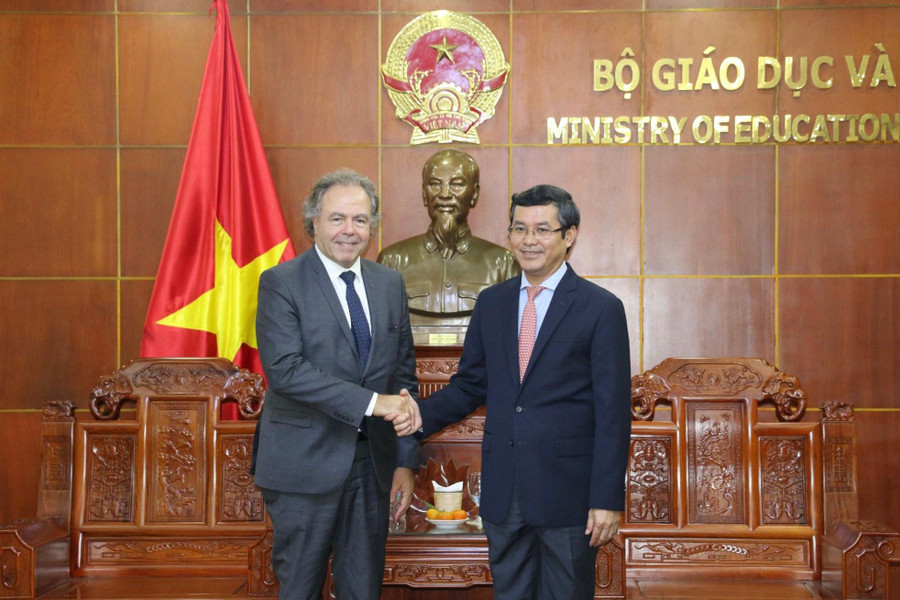 Thứ trưởng Nguyễn Văn Phúc (phải) tiếp ông Luc Chatel, nguyên Bộ trưởng Bộ Giáo dục Pháp, hiện là Chủ tịch Tập đoàn Odyssey.