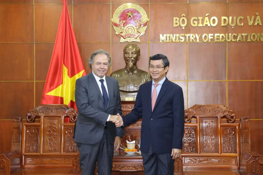 Thứ trưởng Nguyễn Văn Phúc (phải) tiếp ông Luc Chatel, nguyên Bộ trưởng Bộ Giáo dục Pháp, hiện là Chủ tịch Tập đoàn Odyssey.
